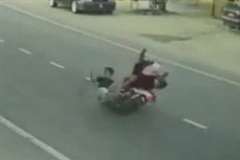 道路に飛び出した少年がスクーターに撥ねられる