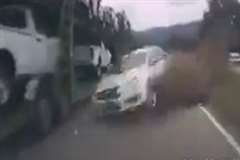 対向車線から飛び込んできた車が紙一重で目の前を通過する！