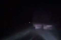 高速道路に駐車していたトラックに乗用車が激突し1人が即死