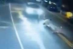 道路工事の作業員がカラーコーンごと車に轢かれる