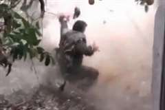 手に持っていた爆弾が爆発し両手が吹き飛ばされる瞬間の映像