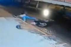 バイクに乗っていた女性が転倒して顔面を強打し顔が割れ死亡