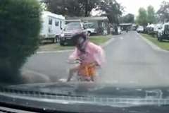 狭い交差点で車が自転車に乗った子供と衝突する