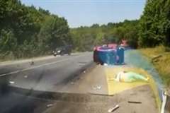 車同士の衝突事故で車外に投げ出されるドライバー