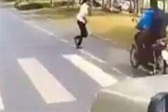 横断歩道を渡っていた女性が2人乗りのバイクに撥ねられる