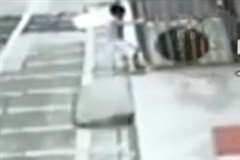 エアコンの室外機で遊んでいた子供が感電死する