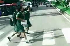 横断歩道を走って渡っていた女の子が車に撥ねられる