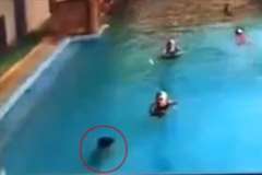 周囲の人達は気付いているのかいないのか？室内プールで溺れる子供