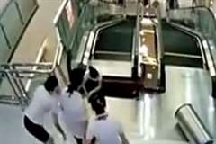 エスカレーターを上り詰めた所で足場が崩壊し女性が巻き込まれ死亡