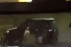 猛スピードのバイクが車の側面に激突し3人が死亡