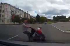 ベビーカーに乗っていた子供を激しく撥ね飛ばす車