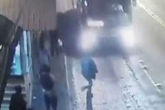 自殺？走行してくるバスの前に飛び出し撥ねられる男性