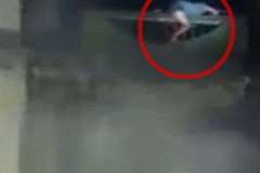 ビル火災で熱と煙に耐え切れなかった女性が5階のベランダから転落死