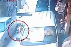 駐車車両を押し退けながら暴走してきたバスが小さな女の子を轢く