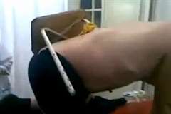 イスの脚が体に突き刺さった男性