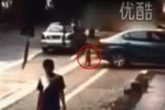 歩道に立っていた子供がバックしてきた車に轢かれる