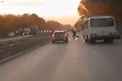 バスの死角・・・横断歩道上で歩行者が撥ね飛ばされる