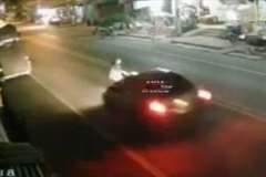 制止する人を横目に逃走！・・・大胆な轢き逃げをする車