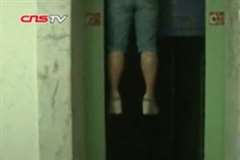 エレベーターの誤作動で女性が箱と壁との間に挟まれ死亡