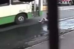 バスに轢かれそうになりながらも轢かれなかった幸運な女性