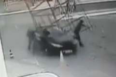 組み上げた足場を移動させていた作業員の元に車が突っ込む