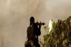 兵士が肩に担いだRPG（対戦車砲）を発射したところ・・・