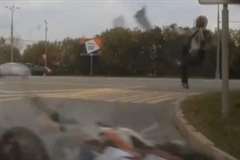 バイクで転倒し道路脇の縁石に激突するライダー