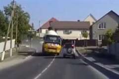 オーバースピードでカーブを曲がりきれない暴走ミキサー車が突っ込んでくる！