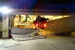 火花を撒き散らしながら猛スピードで住宅に飛び込む車