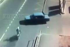 横道から飛び出してきた車に直進バイクが激突し女性ライダー死亡