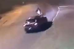 オーバースピードで対向車線側に膨らんだバイクが対向車と正面衝突！