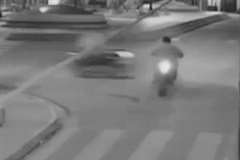 バイク同士が出会いがしらに衝突し勢いあまって電柱に激突！