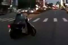 聴覚障害者の女性が運転するスクーターが緊急車両の接近に気付かず交差点に進入した結果・・・