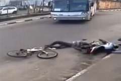 バスと接触した自転車が対向車線へと弾き飛ばされバイクと衝突