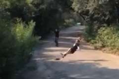 スケボーで転倒し顔面を強打する女性