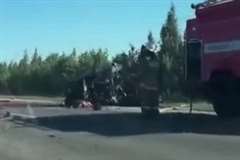 猛スピードの車が大型トラックと衝突し車に乗っていた家族全員が死亡