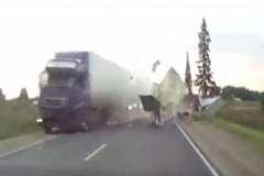 トラック同士の事故に巻き込まれそうで巻き込まれなかった自転車