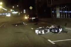 居眠り運転の車が対向車線へと飛び出しバイクが犠牲に・・・