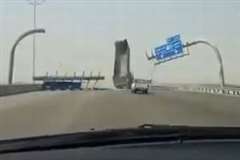 荷台を上げたまま道路を走行していたダンプカーが道路標識を破壊する