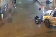 右折をしようとした車に直進してきた2人乗りのバイクが激突