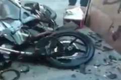 2人乗りのバイクが壁に激突した事故直後の映像