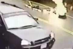 車と正面衝突したスクーターが弾き飛ばされ炎上する