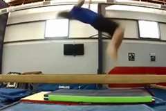 平均台の上でバク宙を試みた男性が痛すぎる事に・・・