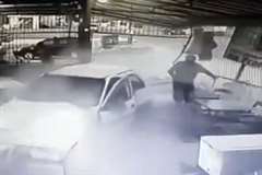 暴走車がカーブを曲がりきれず道路沿いのレストランに飛び込む