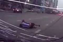 道路を横断しようとした自転車が車に撥ねられ自転車の男性死亡