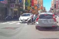 停車中の車の陰から飛び出したスクーターが対向車に撥ねられる