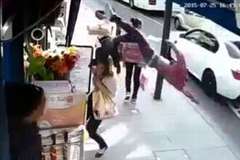 車に撥ねられ歩道に飛び込んできた男性が死亡