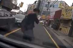 歩きスマホに夢中で車に撥ねられた歩行者の男性