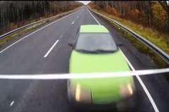 居眠り運転か？直線道路でトラックと乗用車が正面衝突！