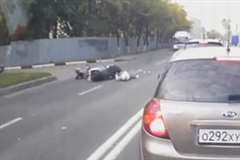 渋滞の車列の間から出てきた歩行者をバイクが撥ね飛ばす